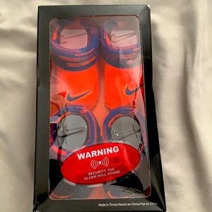 2 pairs of Nike socks